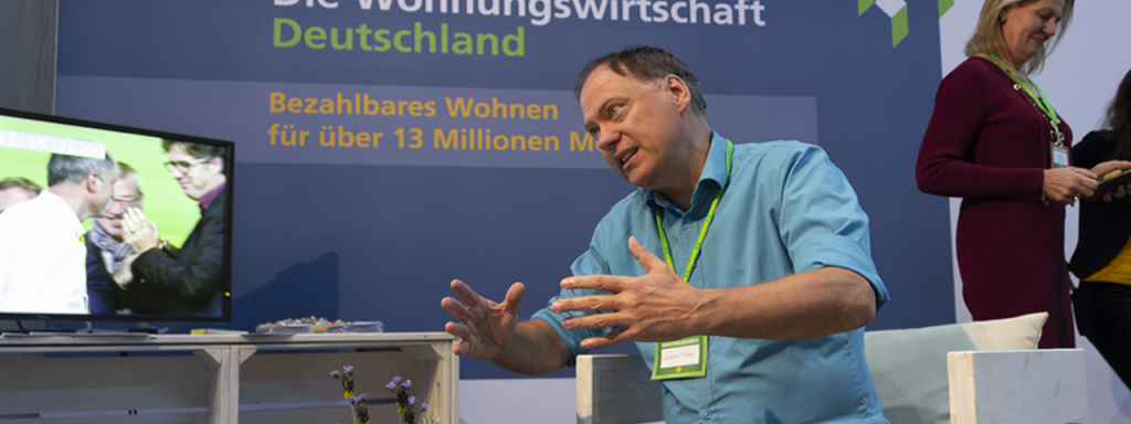Andreas diskutiert am Stand der Deutschen Wohnungswirtschaft